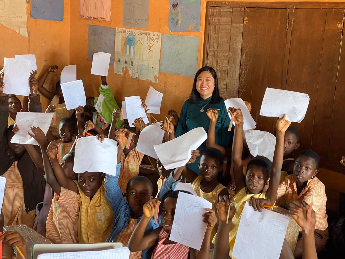 Điều đặc biệt, chị Hồng đã diện áo dài trong những giờ lên lớp với trẻ em nơi đây. Nụ cười rạng rỡ của người giáo viên trong trang phục truyền thống của Việt Nam khiến nhiều người vô cùng tự hào.