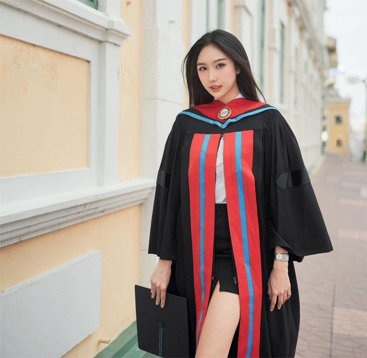 Kaimook đã tốt nghiệp Đại học chuyên ngành Quản trị kinh doanh.