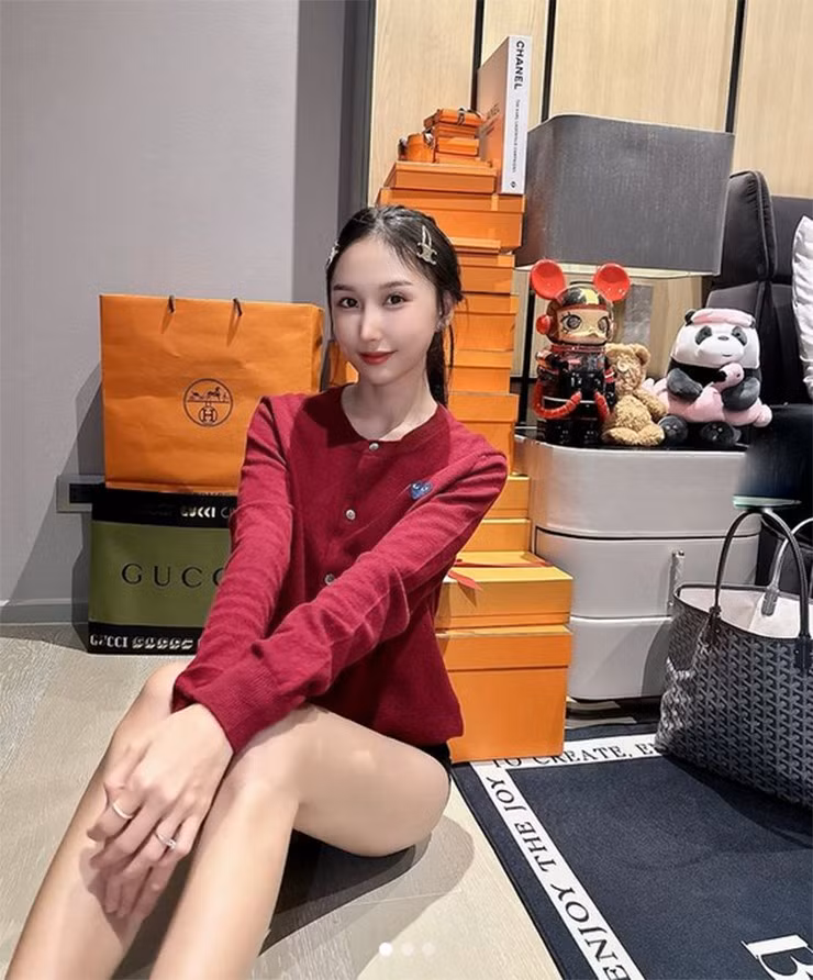 Nhờ thành công trong sự nghiệp, Kaimook cũng sở hữu bộ sưu tập đồ hiệu đắt giá.