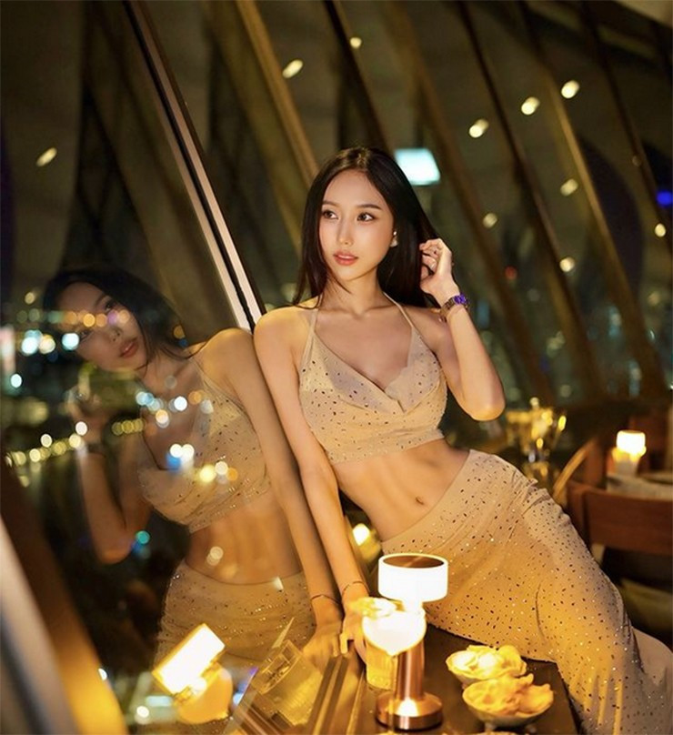 Vẻ gợi cảm của "hot girl học đường" khiến người xem không thể rời mắt.