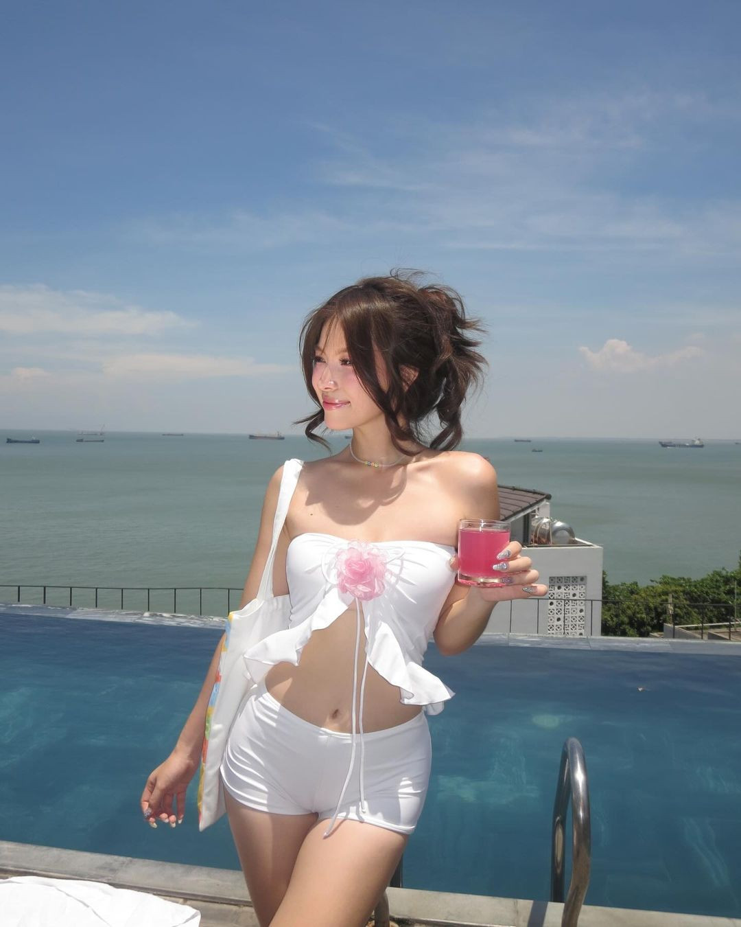 Cô nàng thường xuyên đăng tải những bức ảnh hở bạo lên các nền tảng mạng xã hội, khoe vòng 1 cùng vòng 3 nảy nở và vòng eo con kiến.