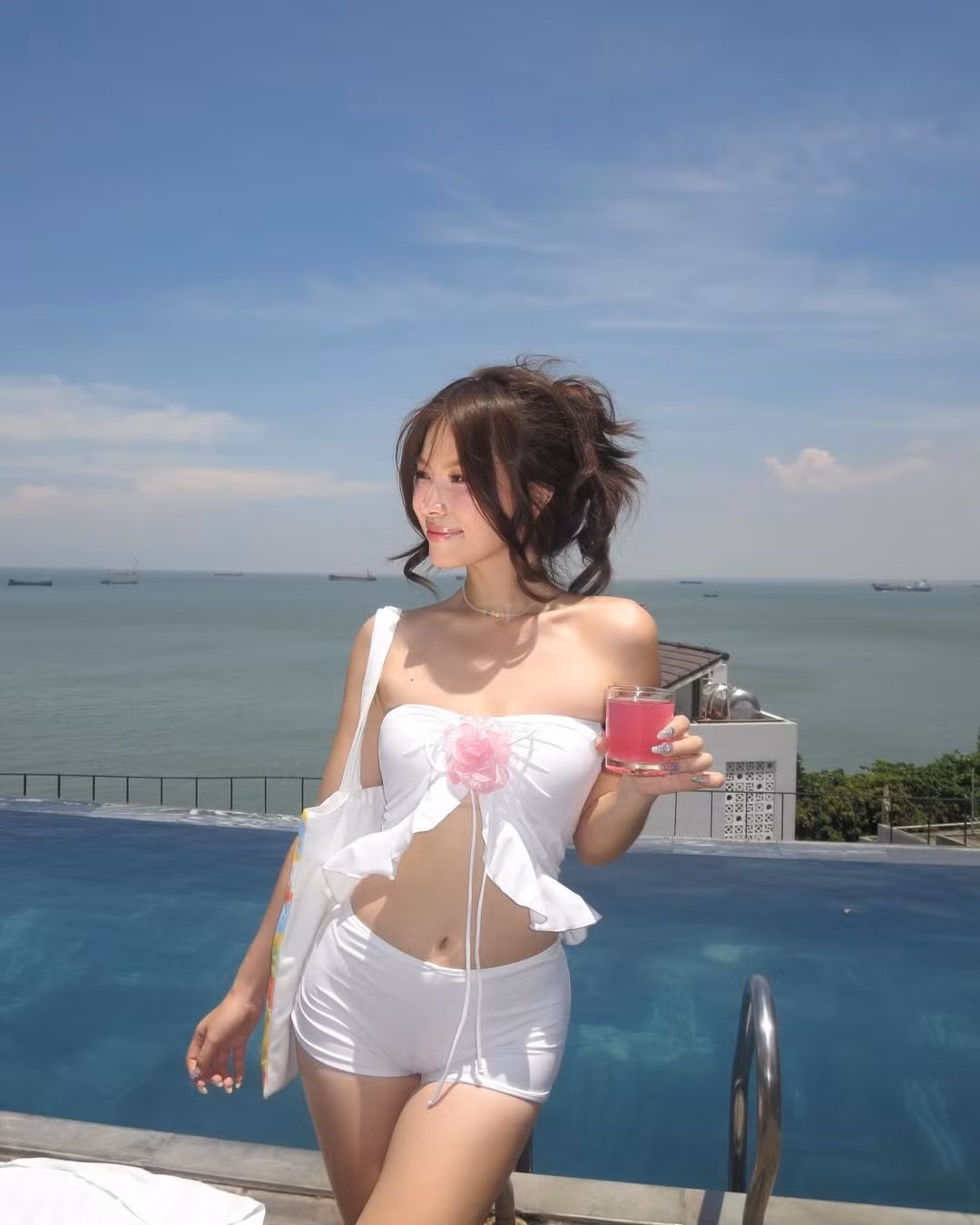 Cô nàng thường xuyên đăng tải những bức ảnh hở bạo lên các nền tảng mạng xã hội, khoe vòng 1 cùng vòng 3 nảy nở và vòng eo con kiến.