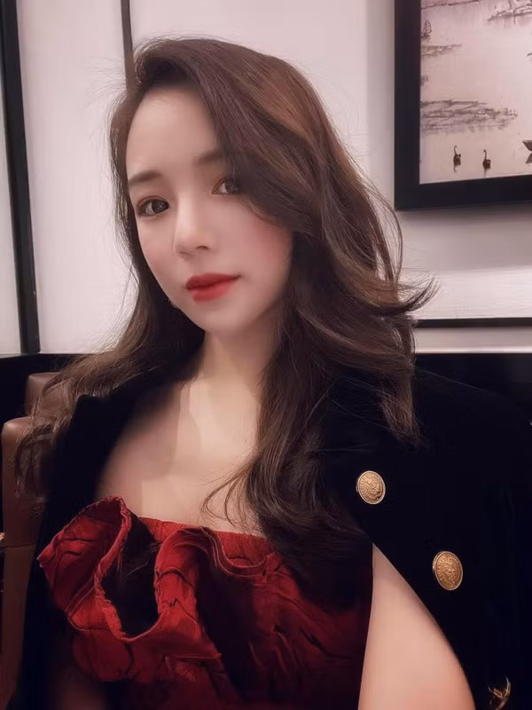 Cô nàng từng lọt top 12 chương trình Vietnam Idol 2016, top 50 Kpop Star Hunt 2012. Ngoài ra, cô từng xuất hiện trên báo Hàn khi ra sân bóng cổ vũ cho đội tuyển Việt Nam. Truyền thông xứ kim chi dành nhiều lời khen cho ngoại hình xinh đep, thuần khiết của hot girl ngủ gật.