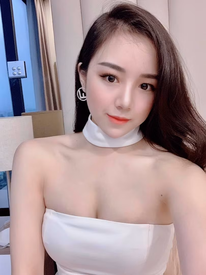 Không chỉ vậy, giọng hát của cô bị đánh giá là mờ nhạt, yếu ớt, hát không rõ lời.