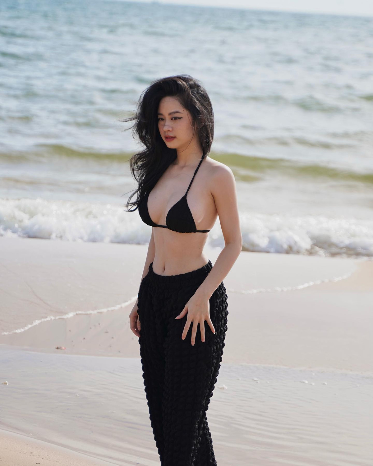 Hàn Hằng tưng khẳng định rằng chưa hề nhờ cậy đến phương pháp làm đẹp này, thân hình nóng bỏng của mình là tự nhiên và là kết quả của một quá trình luyện tập chăm chỉ nhưng không mấy thuyết phục netizen.