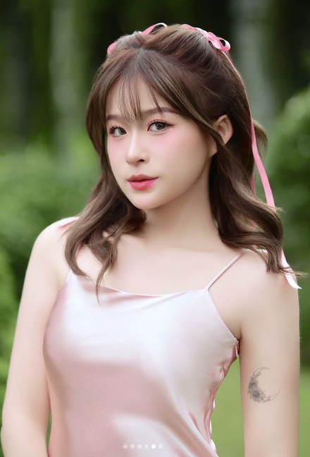 Theo dõi Chao này từ những ngày đầu, nhiều người nhận xét hình tượng của nữ rich kid ngày càng trưởng thành, chín chắn và thoáng hơn trong cách diện đồ.