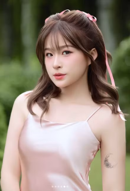 Theo dõi Chao này từ những ngày đầu, nhiều người nhận xét hình tượng của nữ rich kid ngày càng trưởng thành, chín chắn và thoáng hơn trong cách diện đồ.