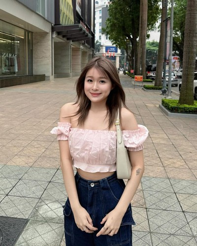 “Chao đang dần yêu bản thân và tự tin với cơ thể của mình thôi. Confidence looks good on you (tạm dịch: Bạn đẹp nhất khi bạn tự tin) nên hãy cứ mặc những gì các bạn thích và làm các bạn tự tin nhé”, nữ rich kid viết.