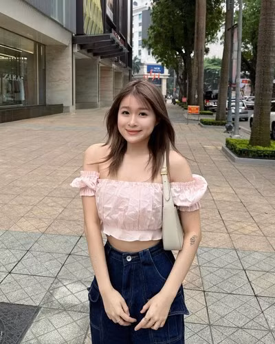 “Chao đang dần yêu bản thân và tự tin với cơ thể của mình thôi. Confidence looks good on you (tạm dịch: Bạn đẹp nhất khi bạn tự tin) nên hãy cứ mặc những gì các bạn thích và làm các bạn tự tin nhé”, nữ rich kid viết.