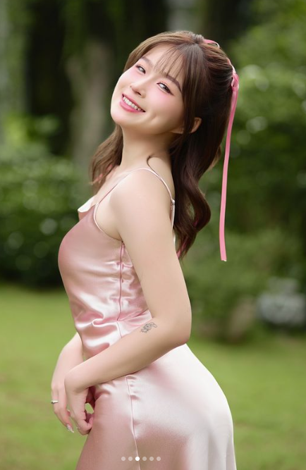 So với trước đây, Chao thường xuất hiện với hình ảnh mặc áo phông đơn giản. Còn hiện tại, cô bạn bắt đầu theo đuổi phong cách gợi cảm, cuốn hút hơn.