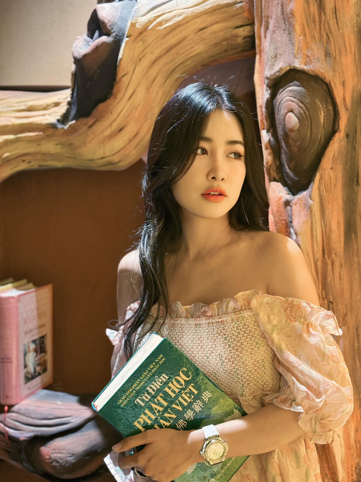 Hơn 10 năm trong nghề, Trang Moon đã gây dựng được tên tuổi trong giới lẫn phát triển hình ảnh bản thân trong nhiều lĩnh vực.