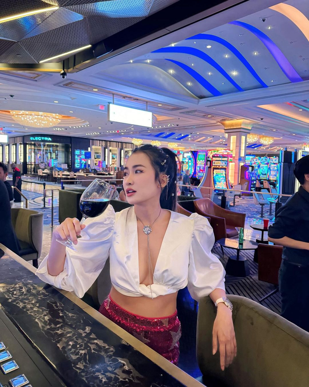 Ngoài Hòa âm ánh sáng (The Remix), cô nàng tạo dựng nên một độ phủ sóng liên tục với những người yêu nhạc lẫn khán giả truyền hình qua các chương trình King of Rap, Bữa trưa vui vẻ...