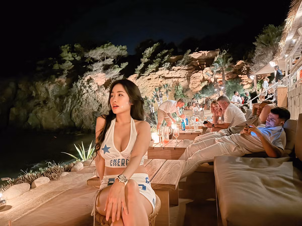 Xuất hiện trong những hình ảnh gần đây, cô nàng vẫn giữ nguyên sự quyến rũ, gợi cảm của mình.