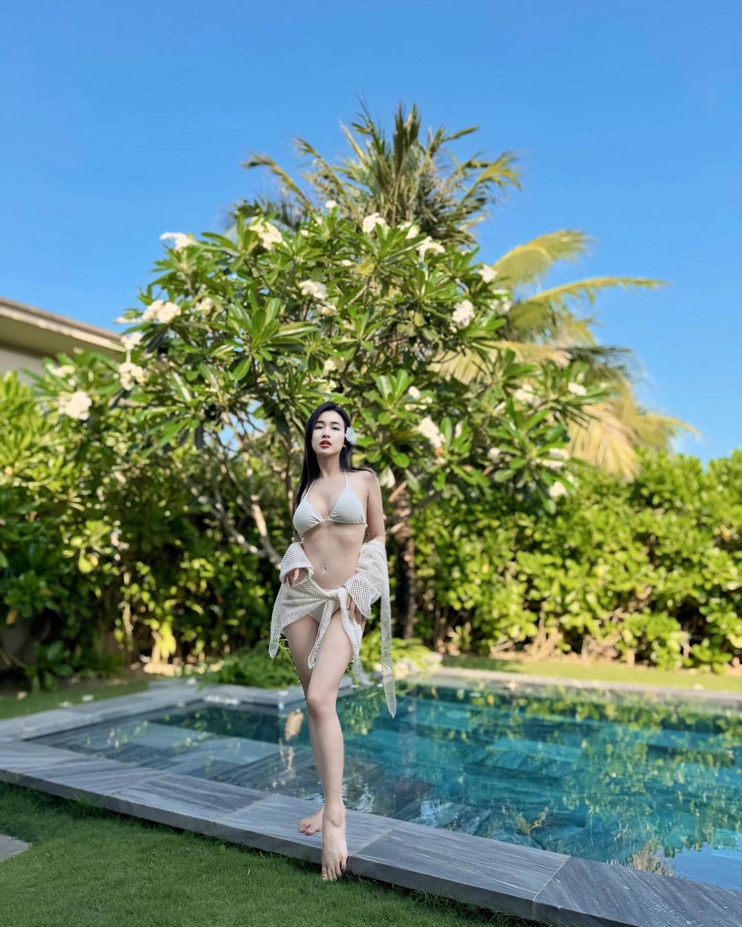 Cô nàng thường check-in ở những địa điểm sang trọng.