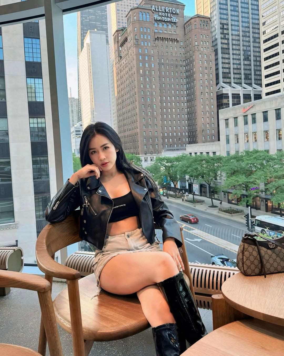 Trang Moon đang làm chủ của quán bar bãi biển ở Quảng Ninh, 1 club giải trí ở Đà Nẵng và là “trùm” bất động sản.