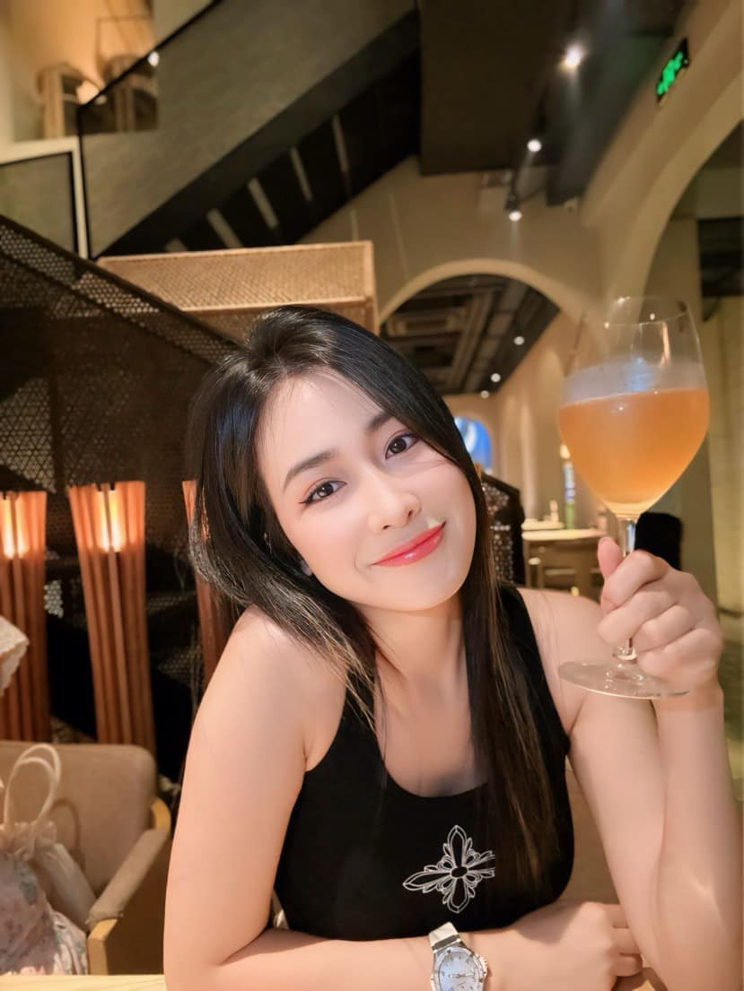 Có một thời gian, cô nàng dần vắng bóng, ít xuất hiện trong các sự kiện âm nhạc mà tập trung vào lĩnh vực kinh doanh.