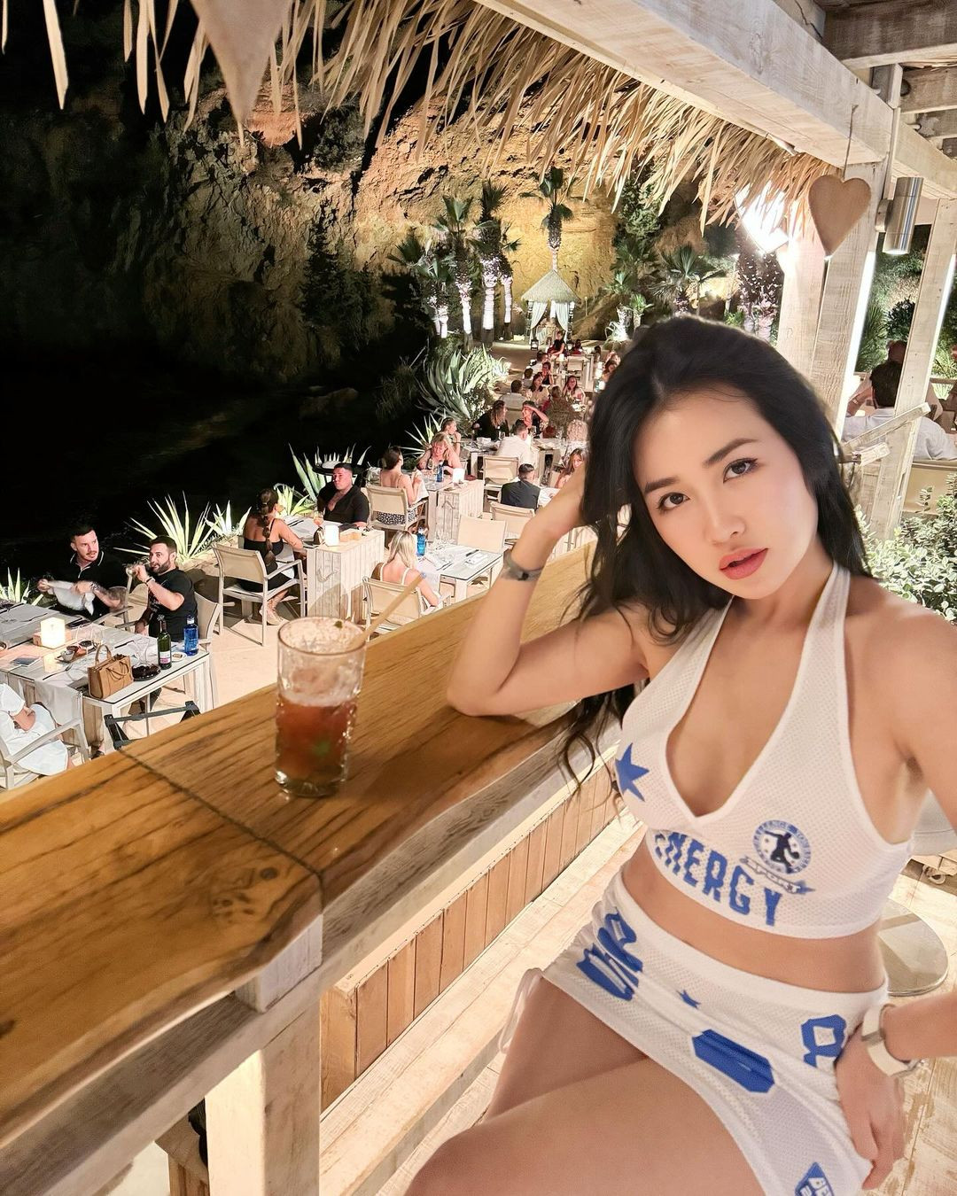 DJ Trang Moon được biết tới là một trong những nữ DJ hàng đầu tại Việt Nam. Cô nàng từng được mệnh danh là "cặp bài trùng" với Sơn Tùng M-TP với những màn kết hợp cực "đã tai" trong chương trình Hòa âm ánh sáng.