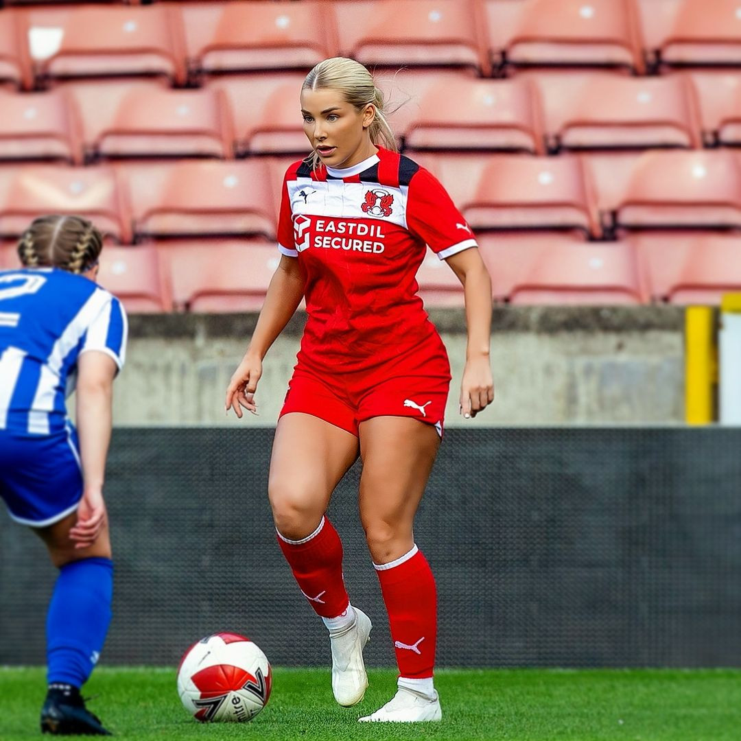 Cô nàng chia sẻ vẫn cố gắng phấn đấu trong sự nghiệp bóng đá, tuy nhiên đây không phải là nguồn thu nhập chính của cô.