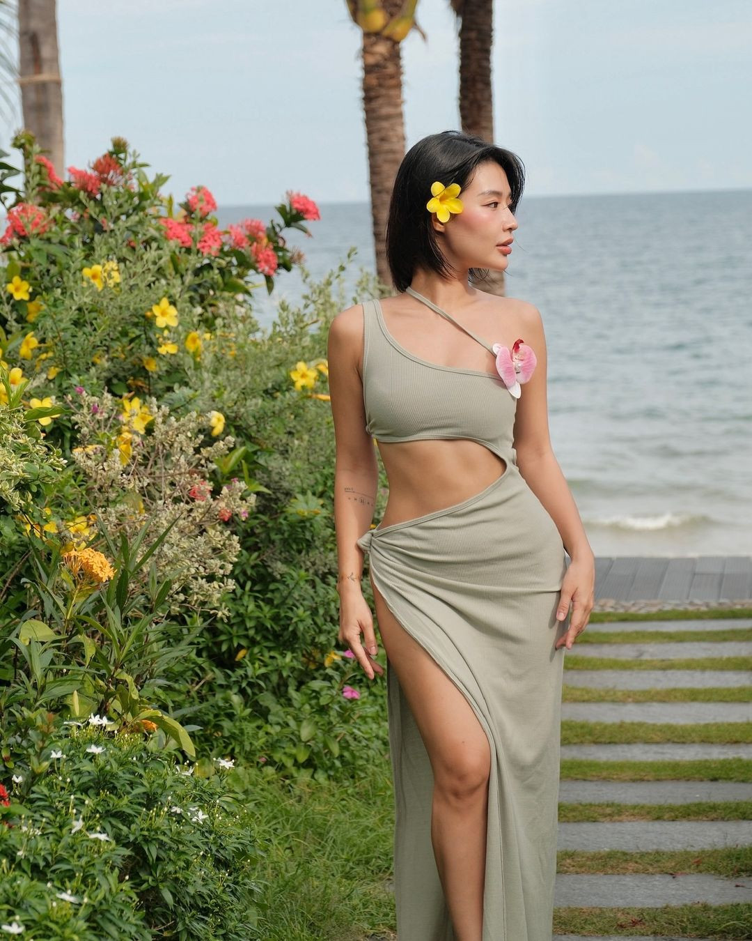 Điểm thu hút nhất trên khuôn mặt Thanh Huyền là sống mũi thon gọn, thẳng tắp và đôi môi nũng nịu.