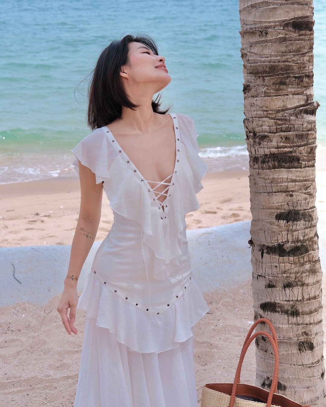 Dù đã qua một lần sinh nở, thân hình Thanh Huyền vẫn vô cùng nóng bỏng, không hề lộ dấu vết từng mang thai hay sinh con.