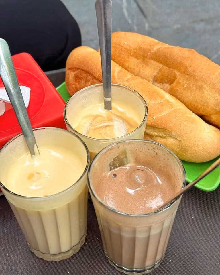 Mùa thu Hà Nội là một sáng tinh mơ với cốc kem trứng chấm bánh mì. (Ảnh: Quang Vũ)