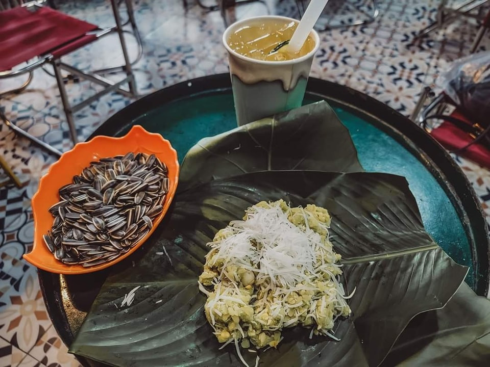 Những cơn gió heo may đầu mùa se se lạnh khiến không khí vốn nhộn nhịp nay bỗng trở nên nhẹ nhàng, hiền hòa hơn. Cùng thưởng thức cốc cà phê, nhâm nhi chút xôi cốm và chuyện trò cùng bè bạn thì còn gì bằng. (Ảnh: Đinh Xuân Tiến)