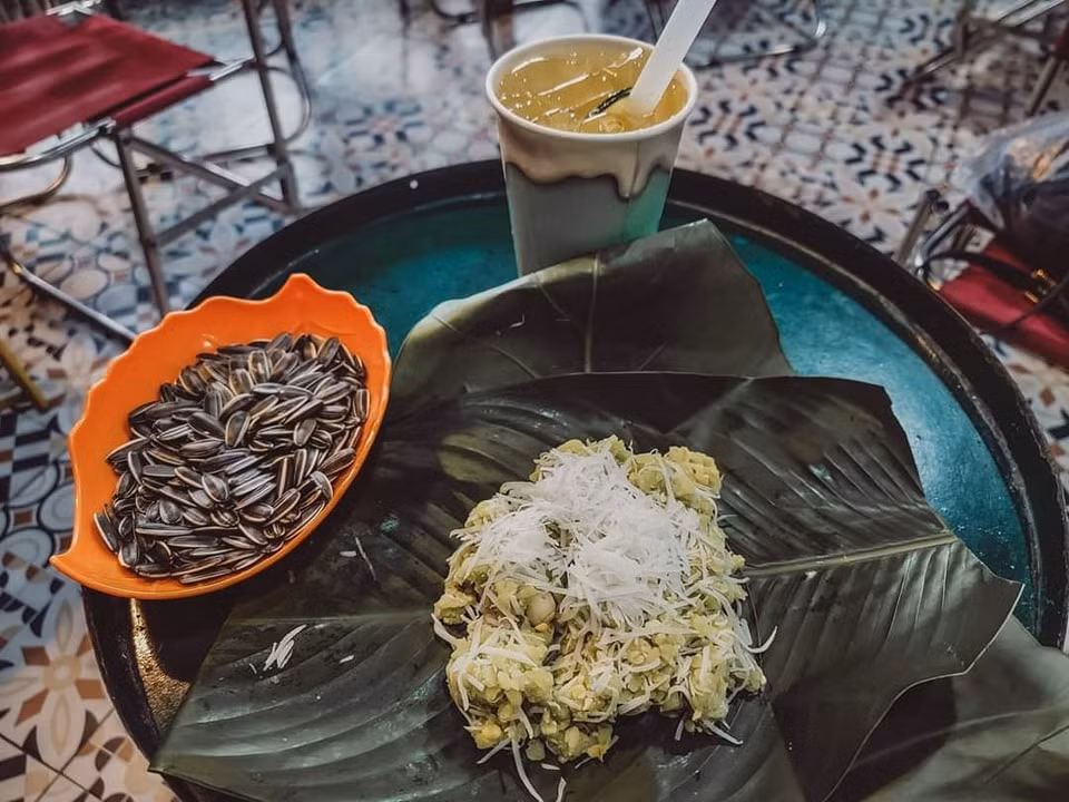 Những cơn gió heo may đầu mùa se se lạnh khiến không khí vốn nhộn nhịp nay bỗng trở nên nhẹ nhàng, hiền hòa hơn. Cùng thưởng thức cốc cà phê, nhâm nhi chút xôi cốm và chuyện trò cùng bè bạn thì còn gì bằng. (Ảnh: Đinh Xuân Tiến)