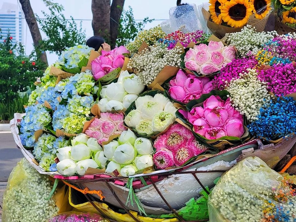 Dường như cùng với sự dịu dàng của thời tiết, mọi ngả đường cũng trở nên thơ mộng hơn, bớt đông đúc ồn ào hơn. Thỉnh thoảng sẽ phảng phất những cơn mưa phùn, mang theo cơn gió heo may se se lạnh rất riêng của mùa thu. (Ảnh: Đinh Xuân Tiến)