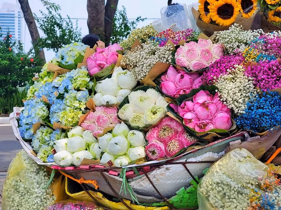 Dường như cùng với sự dịu dàng của thời tiết, mọi ngả đường cũng trở nên thơ mộng hơn, bớt đông đúc ồn ào hơn. Thỉnh thoảng sẽ phảng phất những cơn mưa phùn, mang theo cơn gió heo may se se lạnh rất riêng của mùa thu. (Ảnh: Đinh Xuân Tiến)