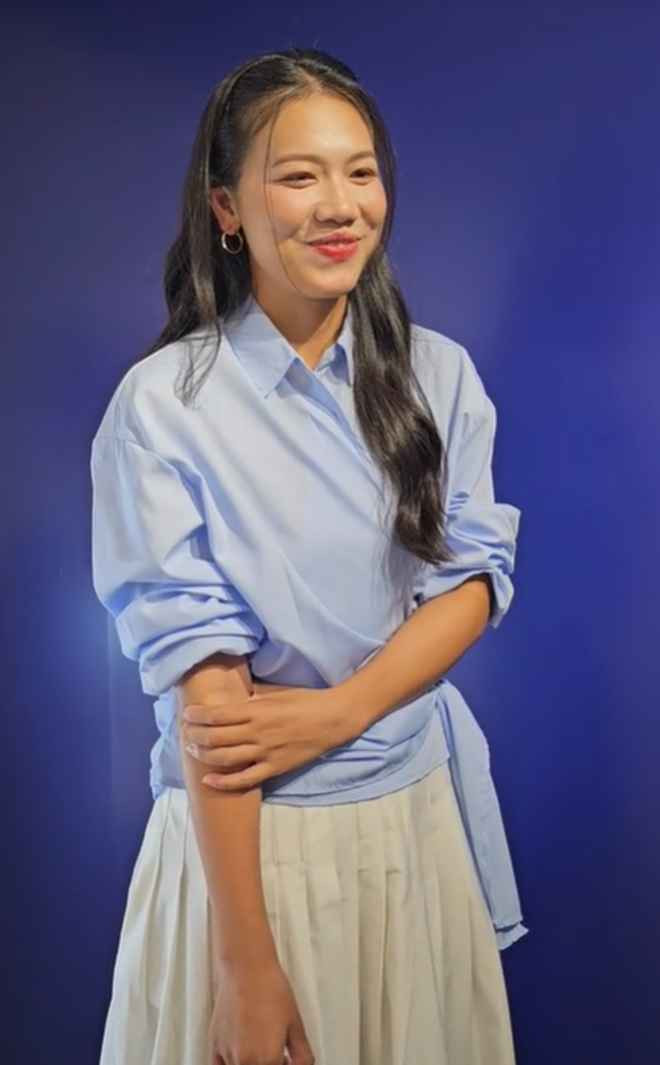 Ánh Viên diện trang phục thanh lịch, chân váy dài thướt tha. Cô nàng cũng trang điểm và làm tóc khác hẳn với thường ngày khi xuất hiện trong bộ đồ bơi quen thuộc.