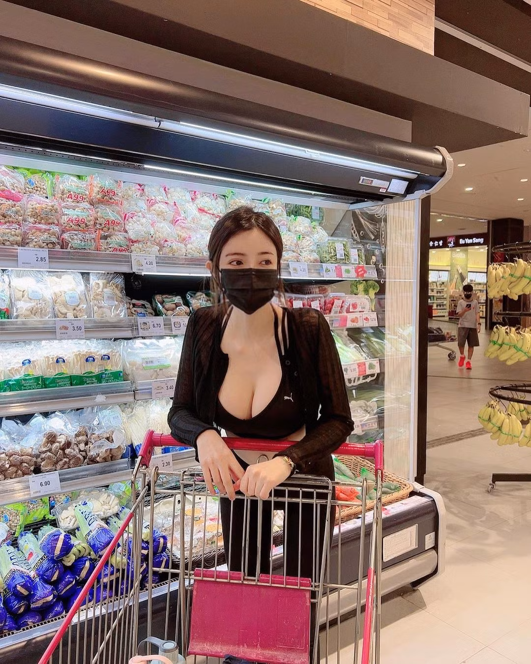 Dưới phần bình luận Hannah Yap gặp phải chỉ trích nhiều như vậy là vì cô nàng bất chấp những bình luận tiêu cực, thường xuyên diện đồ tập bó sát, hở hang khi ra nơi công cộng như siêu thị.