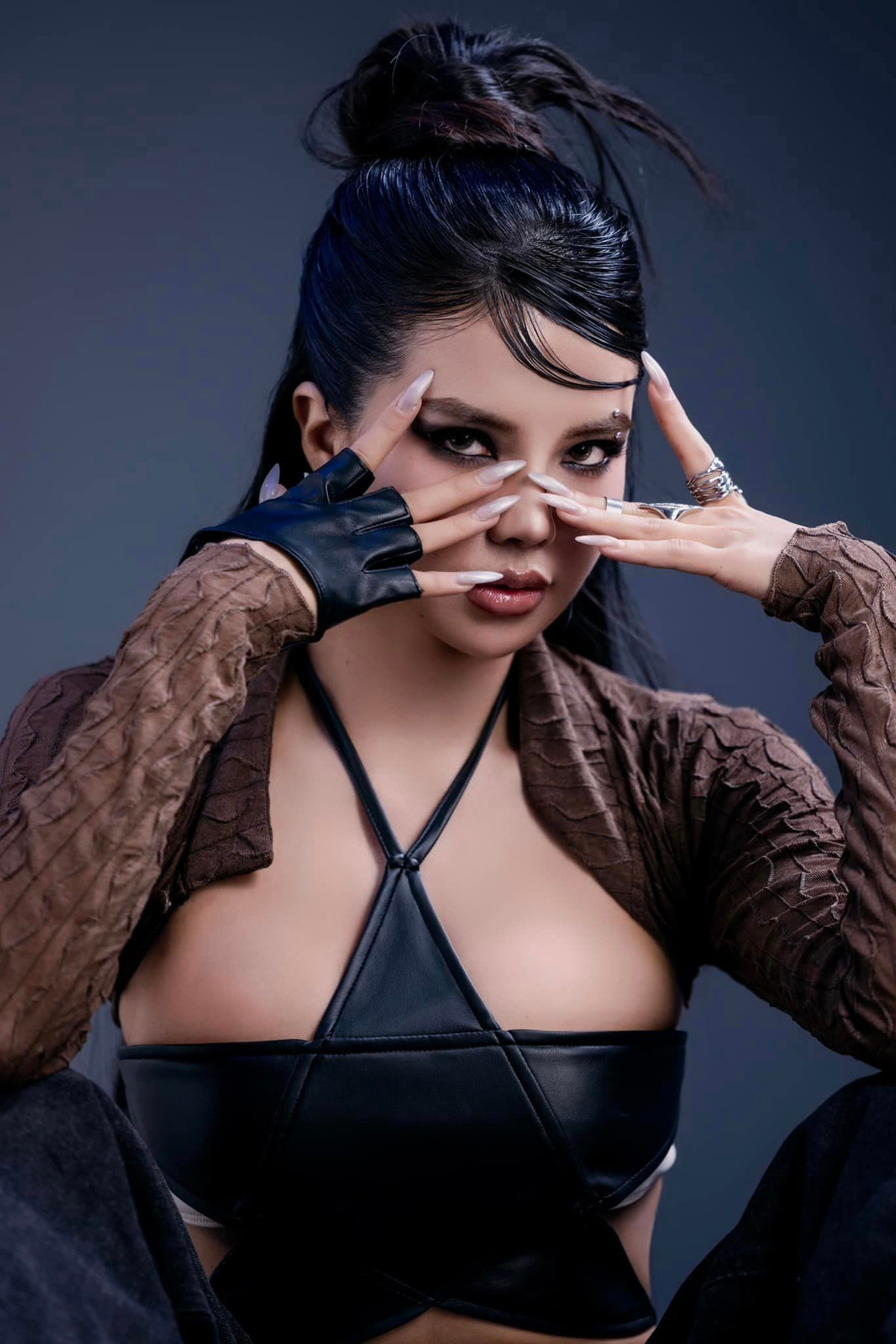 Là 1 MC game, ban đầu cô nàng gặp khá nhiều khó khăn về mặt chuyên môn, tuy nhiên sau 1 thời gian, những cố gắng của cô nàng đã được khán giả công nhận.