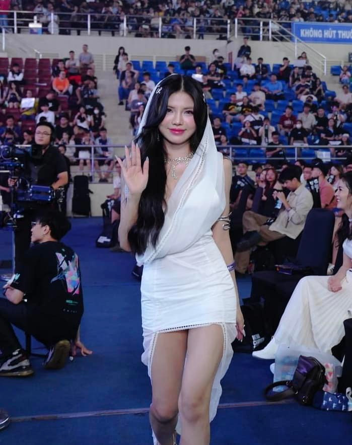 Mai Dora sở hữu gương mặt xinh xắn, đáng yêu nhưng lại có vóc dáng quyến rũ mê người.