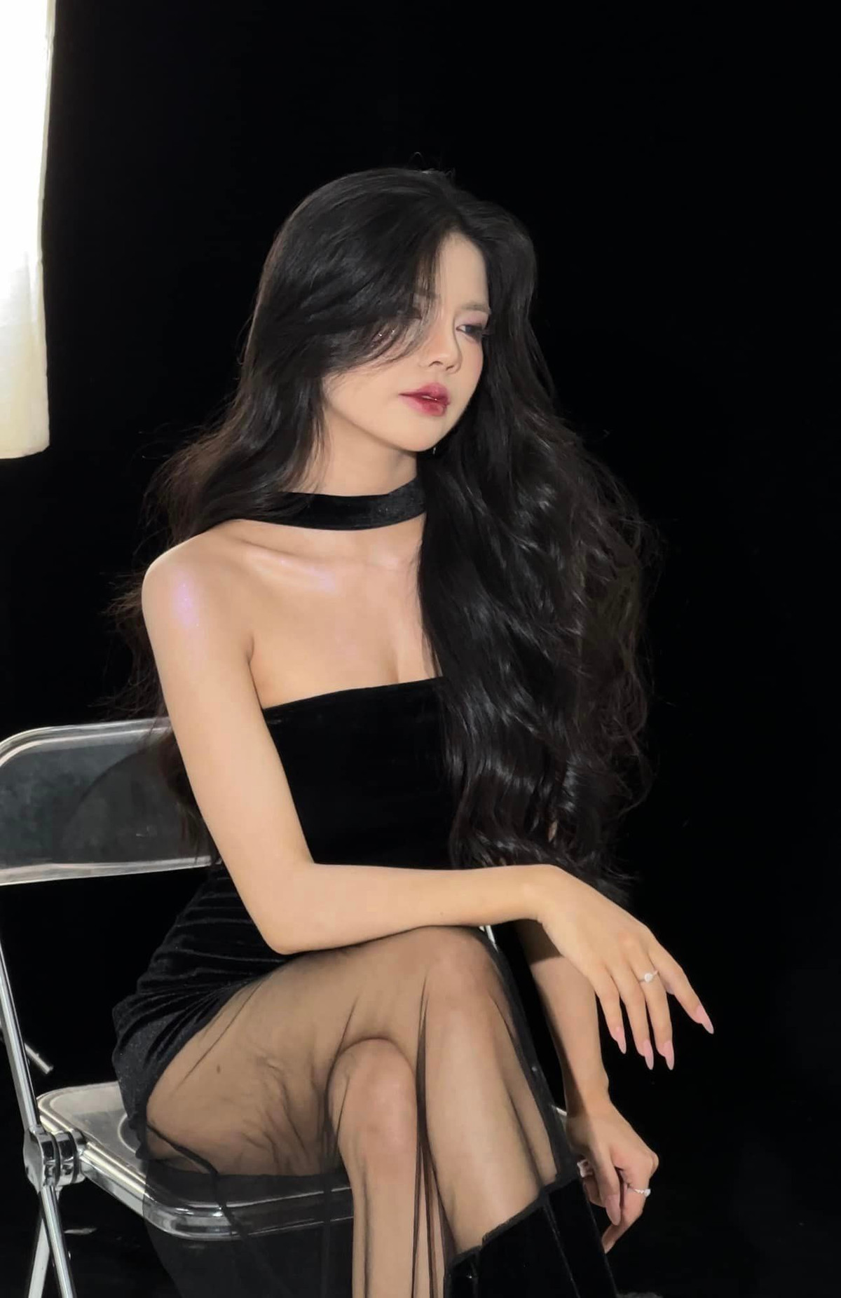 Cô nàng không ngần ngại diện những trang phục gợi cảm, khoe trọn body bốc lửa của mình.