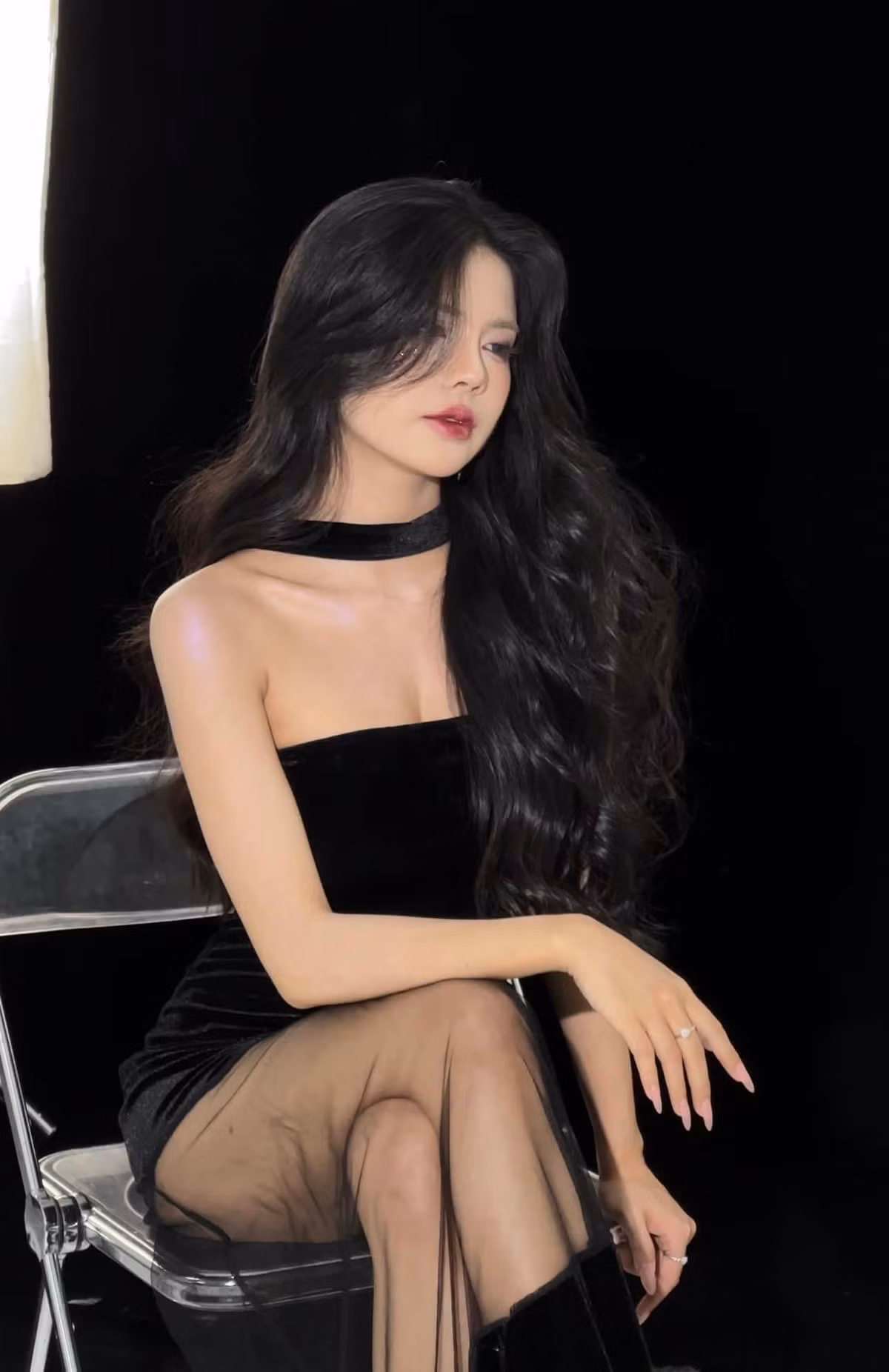 Cô nàng không ngần ngại diện những trang phục gợi cảm, khoe trọn body bốc lửa của mình.