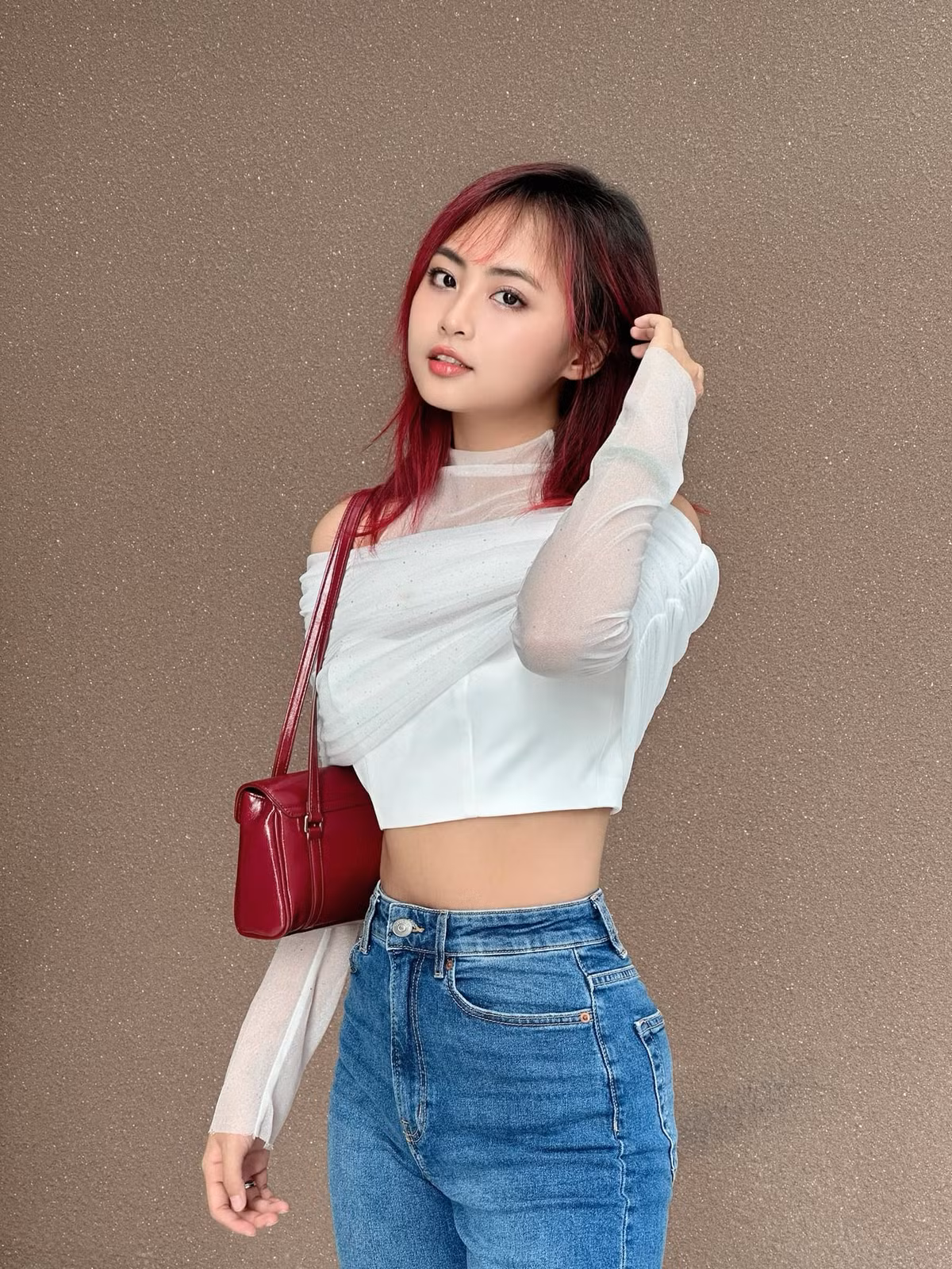 Cô nàng thường diện những thiết kế khá kín đáo, không cắt xẻ quá táo bạo.