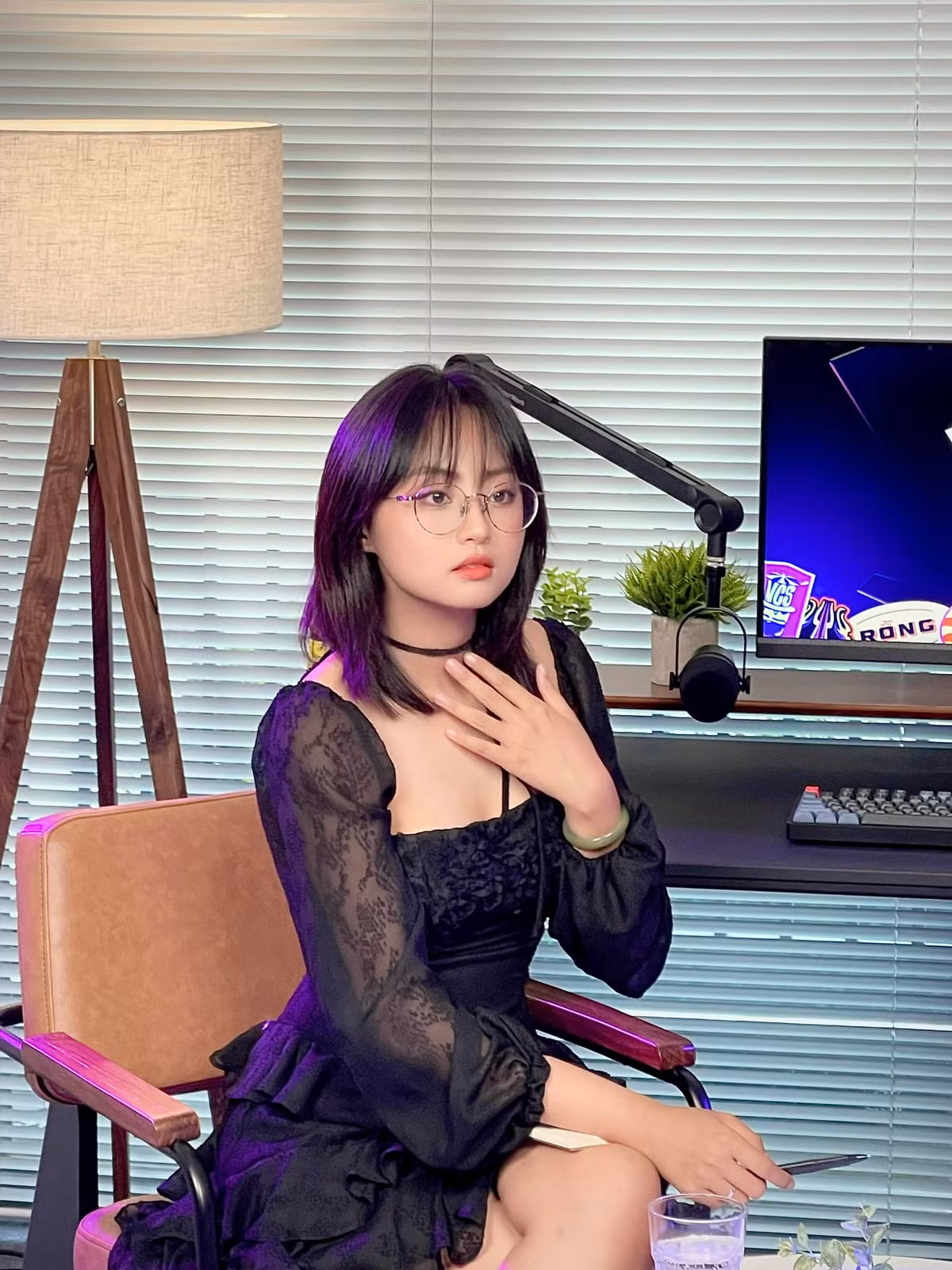 Trên trang cá nhân, cô nàng thường đăng tải những video, hình ảnh chủ yếu liên quan đến công việc.