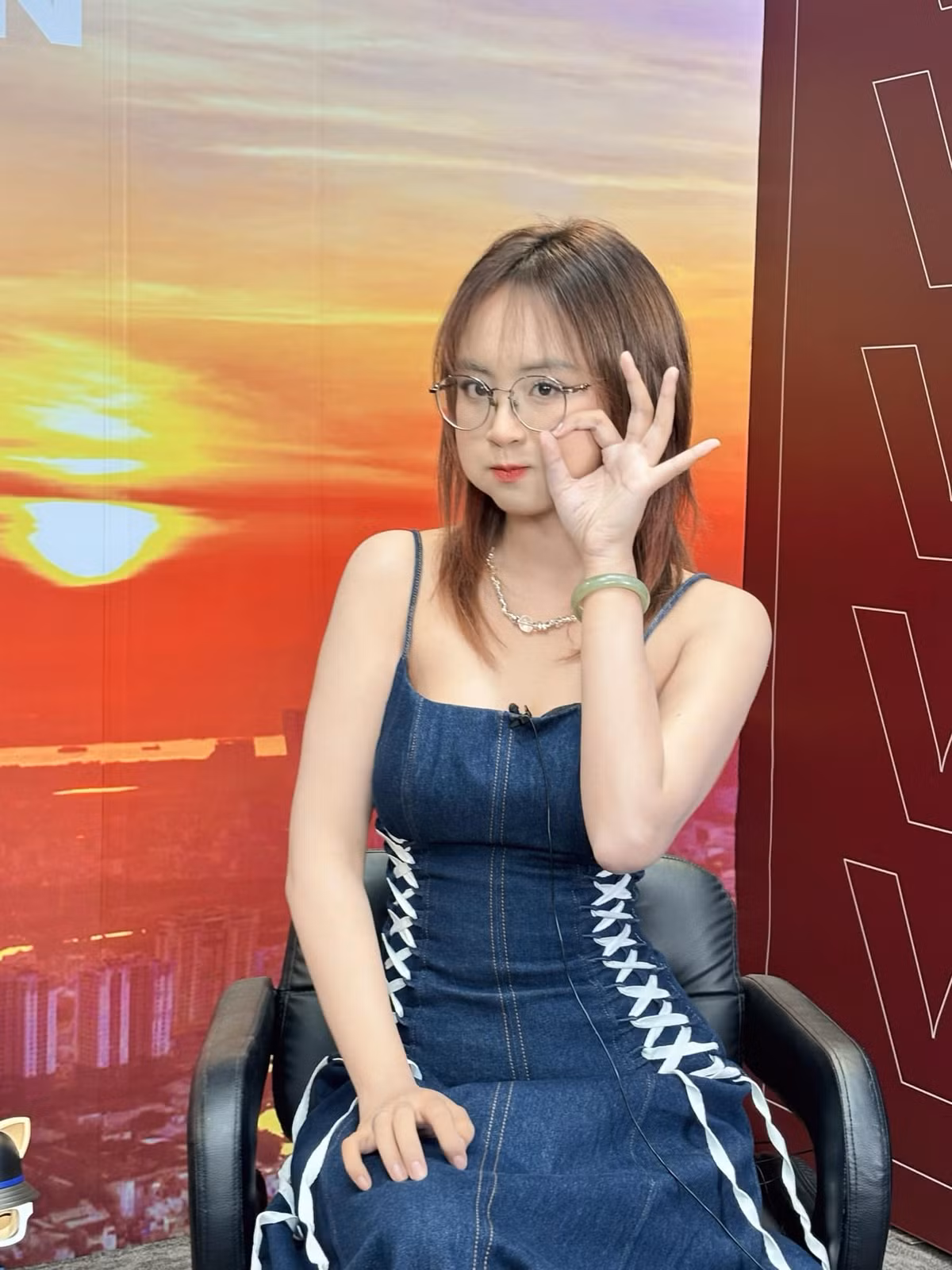 Khi nghĩ đến các nữ MC game, nhiều người thường nghĩ ngay đến hình tượng gợi cảm, quyến rũ. Thế nhưng Minh Nghi dù không theo đuổi hình tượng hở bạo mà nhẹ nhàng, nữ tính, cô nàng vẫn hút lượng fan lớn.