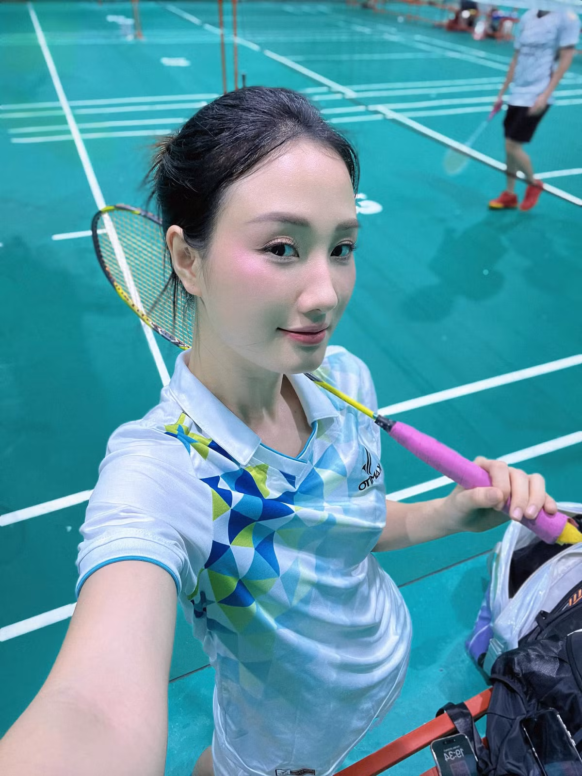 Tuy nhiên, cô nàng bén duyên với diễn xuất và bắt đầu quen mặt với khán giả truyền hình qua 1 số vai diễn.