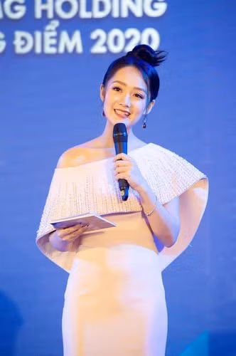 Mùa lễ Vu Lan vừa qua là lần thứ hai nữ BTV bị cảm xúc chi phối: “Trên sân khấu mình cùng các khách mời chia sẻ những câu chuyện trong mùa Vu Lan, tôi rơm rớm khi nghĩ đến cha mẹ, nghĩ đến mái tóc mỏng dính của mẹ vừa gội. May là lần này tôi kìm được, hoàn thành nhanh phần chia sẻ của mình và chuyển tiếp sang khách mời tiếp theo”.