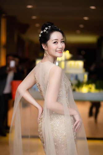 Tưởng chừng kiểm soát được cảm xúc, Thu Hà và khán giả cùng sụt sịt vì câu chuyện xúc động của MC Diệp Chi. Là MC, cô nói chỉ có thể lén quay đi lau nước mắt, tự tỉnh táo để tiếp tục dẫn.