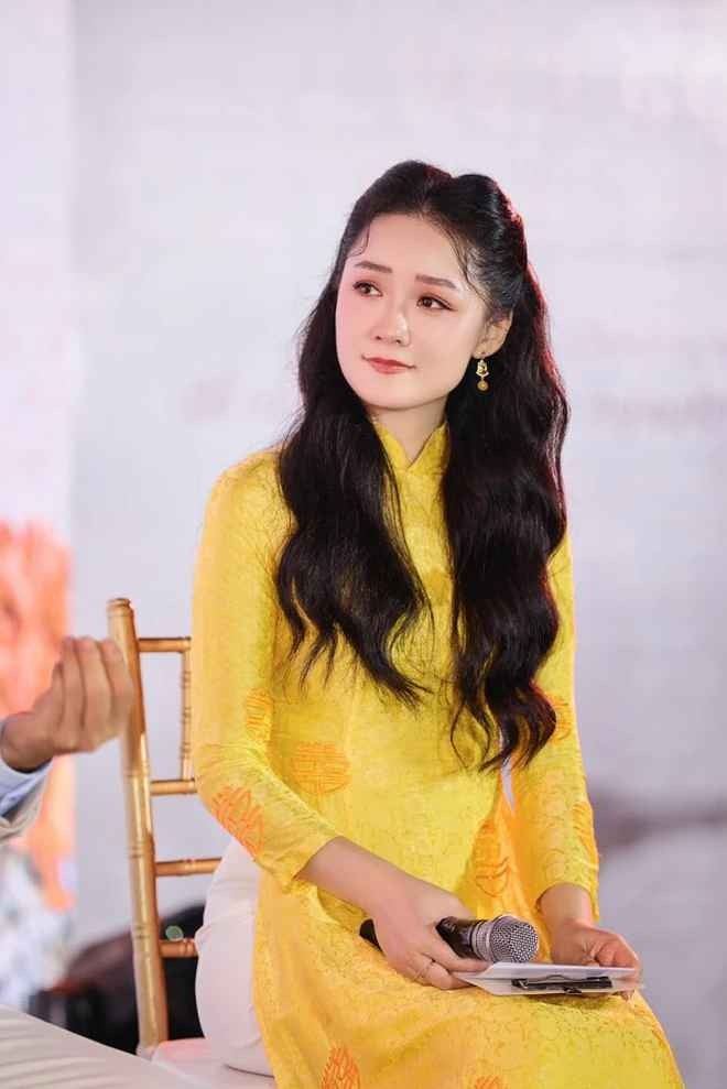 “Chẳng hay ho gì nếu để cảm xúc lấn át lý trí khi đang làm việc, nhưng có những nỗi niềm đánh sâu vào trong tâm hồn mà chúng ta không tài nào kiểm soát nổi” - BTV Thu Hà chia sẻ.