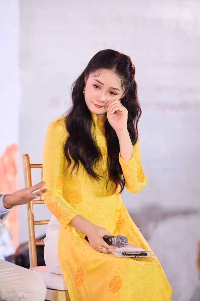 BTV Thu Hà đặt ra câu hỏi “Người dẫn chương trình có được khóc không?” trên trang cá nhân. Bản thân cô có trải nghiệm riêng khi hai lần rơi vào tình huống không kìm được nước mắt trong lúc dẫn.