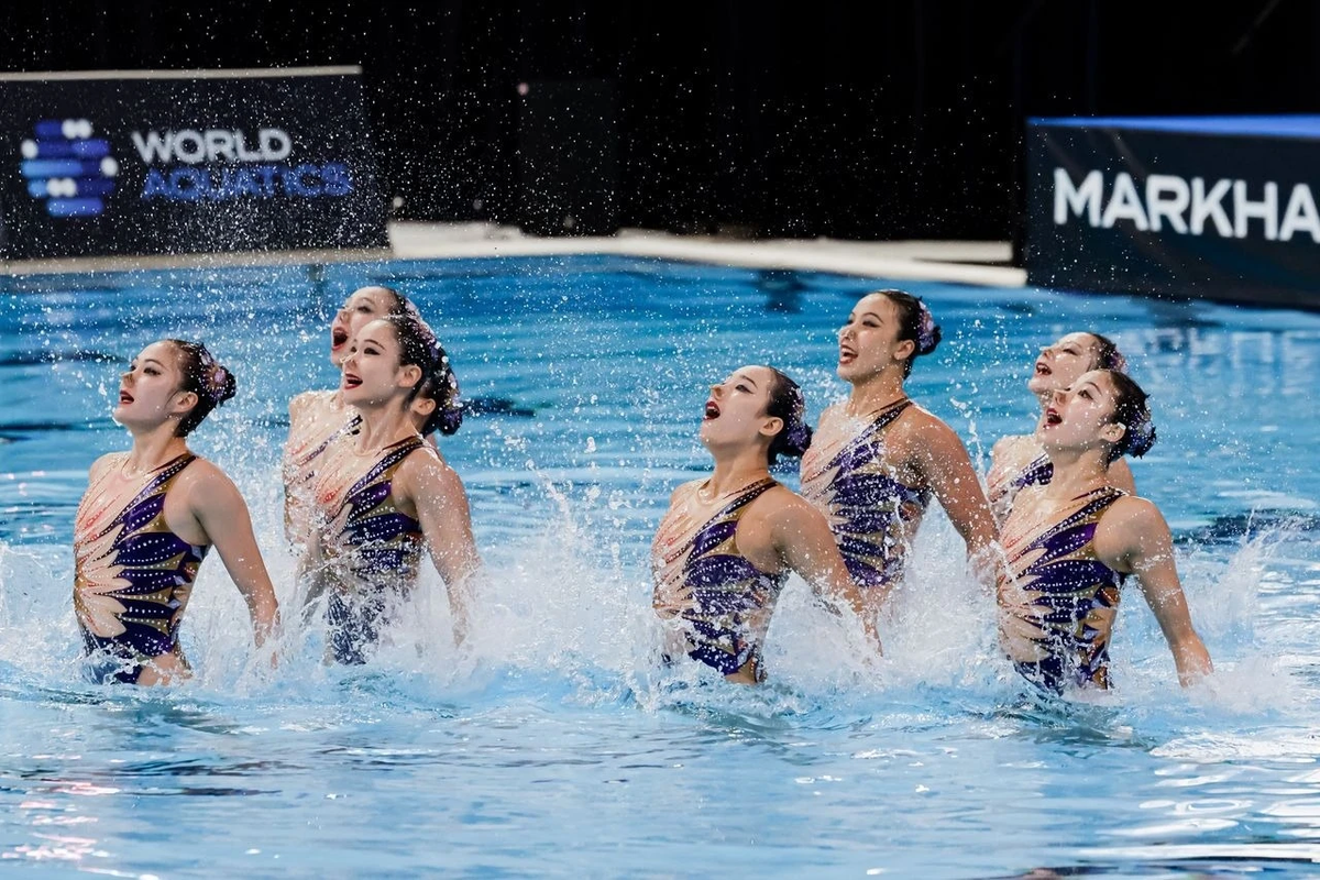 Lối makeup ở môn bơi nghệ thuật: Luật Bơi nghệ thuật quy định VĐV không được trang điểm theo kiểu sân khấu trong các cuộc thi bơi nghệ thuật. VĐV phải giữ lớp trang điểm tự nhiên hoặc tuân thủ theo chủ đề của đội.