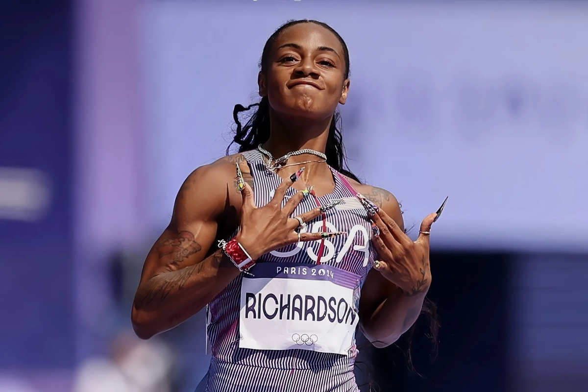 Móng tay nghệ thuật trên đường chạy: Đối với VĐV điền kinh, Olympic có những quy tắc cụ thể về ngoại hình. Trong đó, VĐV được phép có hình xăm, làm tóc, đeo kính áp tròng hoặc làm móng tay, nhưng không được ghi tên hay logo của nhà tài trợ. Điều này giải thích lý do những ngôi sao điền kinh như Sha’Carri Richardson có thể thoải mái làm đẹp. Richardson cũng là người tiên phong trong việc kết hợp phong cách cá nhân với thể thao khi thi đấu với bộ móng tay dài nhiều màu sắc cùng lối trang điểm đậm.