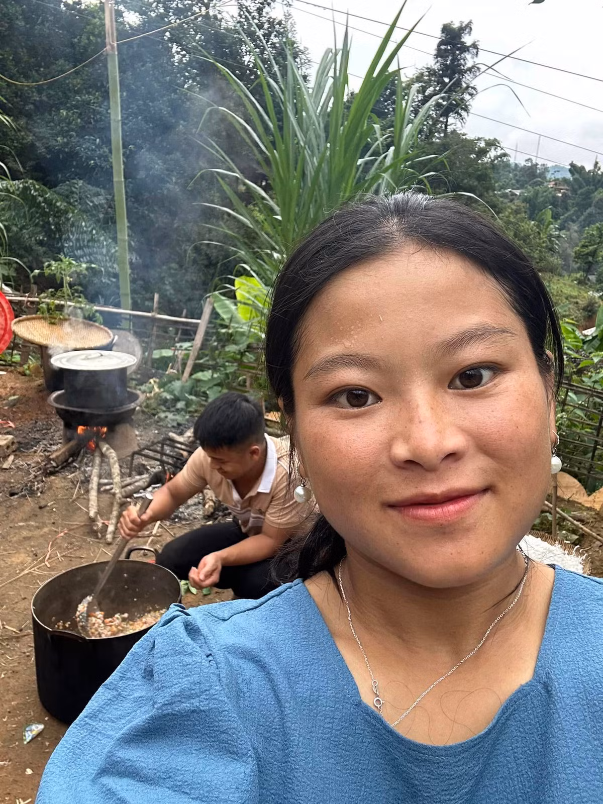 Trong suốt hành trình vợ sinh mang thai, chồng của Sùng Bầu luôn bên cạnh chăm sóc và động viên cô. Chồng của nữ TikTiker cũng phụ vợ mang hết đồ đạc và bóp chân cho vợ khi cô không đi lại được.