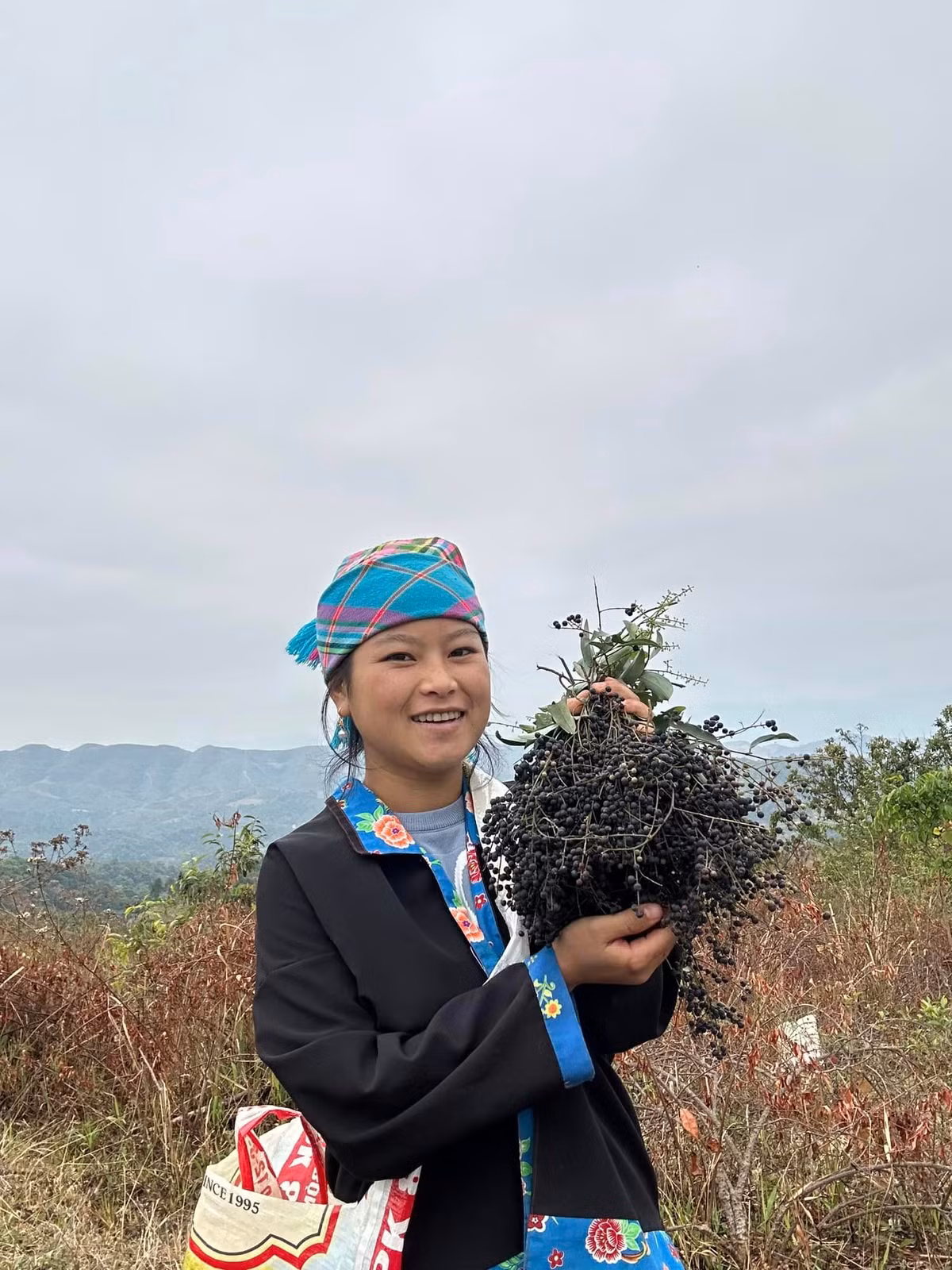 Ở thời điểm hiện tại, cuộc sống của Sùng Bầu đã khấm khá hơn, cô nàng vẫn thường xuyên cập nhật những hình ảnh đời thường, vẫn làm nương và lao động chân tay như hồi cô chưa nổi tiếng. Hiện Facebook cô nàng có hơn 92.000 người theo dõi.