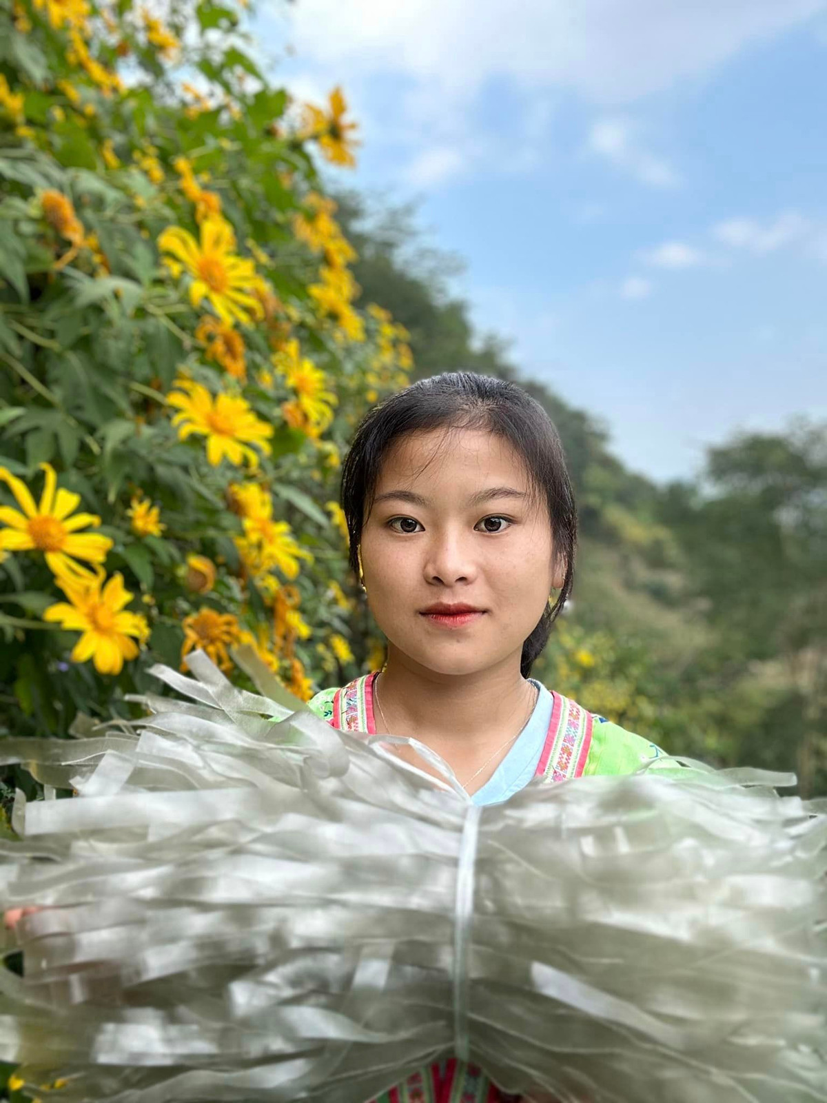 Dù còn rất ít tuổi, Sùng Bầu đã kết hôn và có 1 cậu con trai. Mới đây, cô nàng vừa chia sẻ mới vượt cạn lần thứ 2.