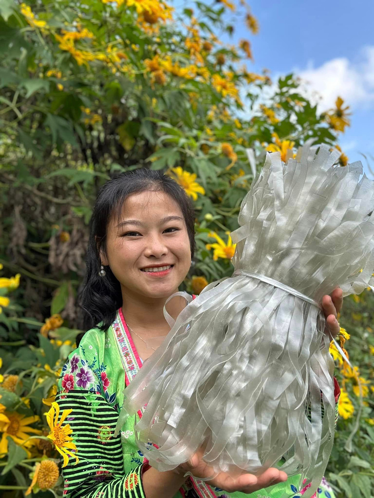 Sùng Bầu bắt đầu lập kênh TikTok vào tháng 4/2022. Ở thời điểm đó, cuộc sống của Bầu khá khó khăn khi bụng bầu vượt mặt nhưng vẫn phải vác cuốc lên nương làm việc nặng.