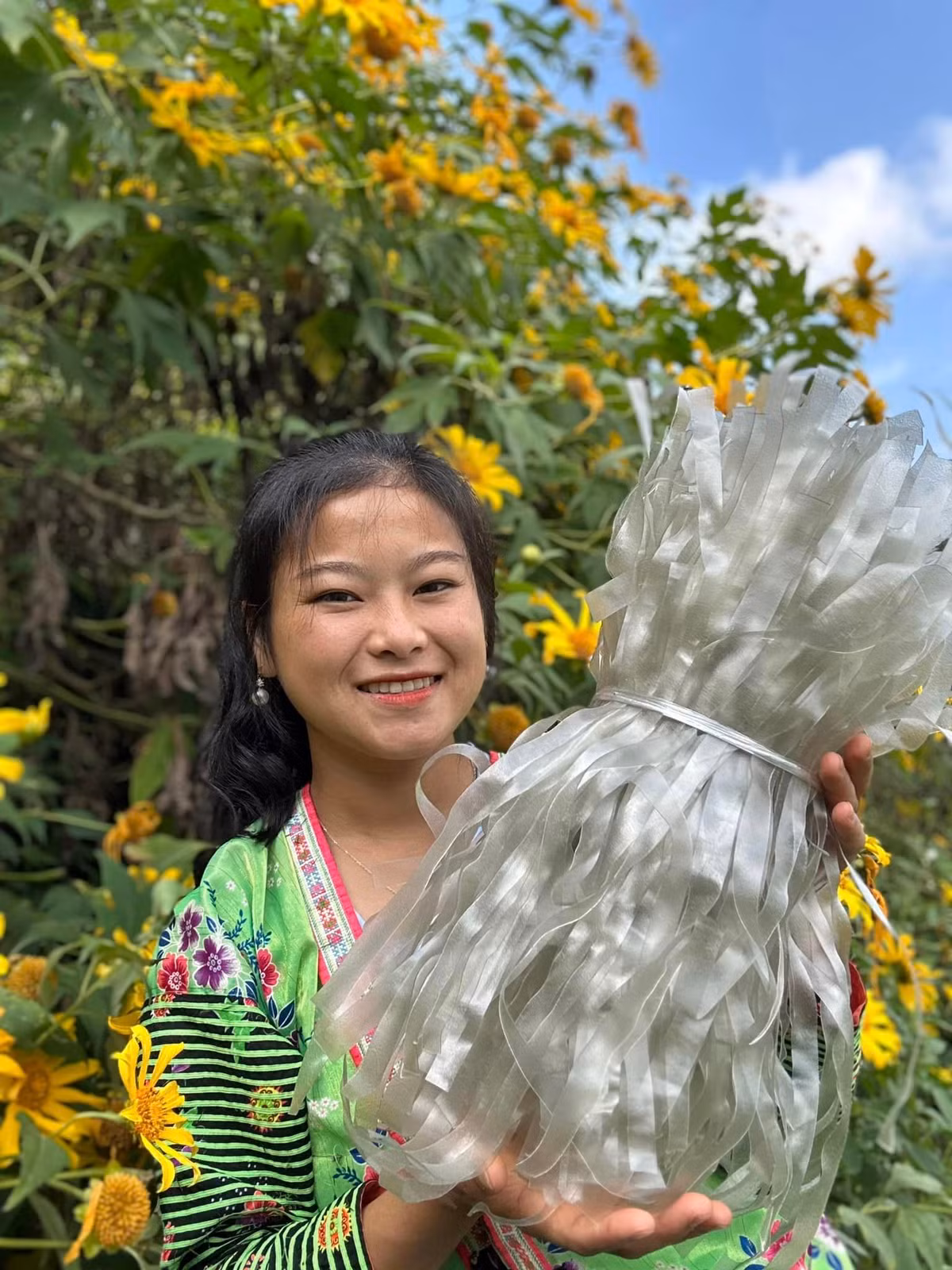 Sùng Bầu bắt đầu lập kênh TikTok vào tháng 4/2022. Ở thời điểm đó, cuộc sống của Bầu khá khó khăn khi bụng bầu vượt mặt nhưng vẫn phải vác cuốc lên nương làm việc nặng.